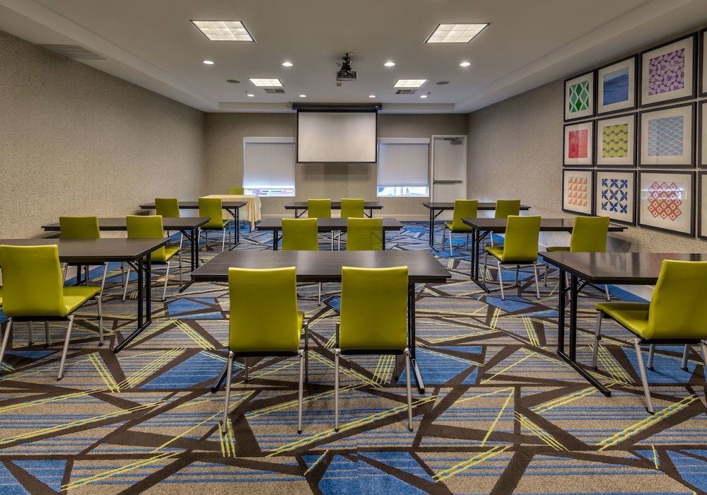 Holiday Inn Express Hotel Suites Reno Airport 50/51