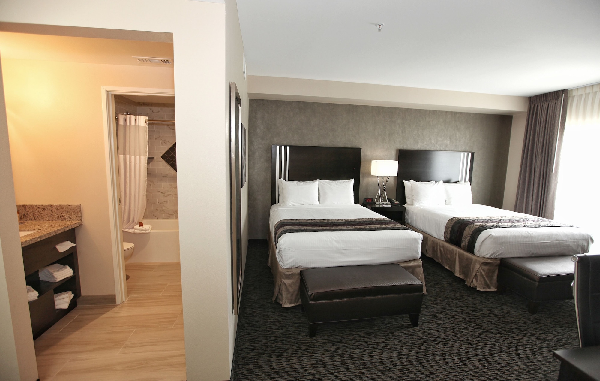 Legacy, 3 Rooms, Suite, 4 Queen Beds, Sofa