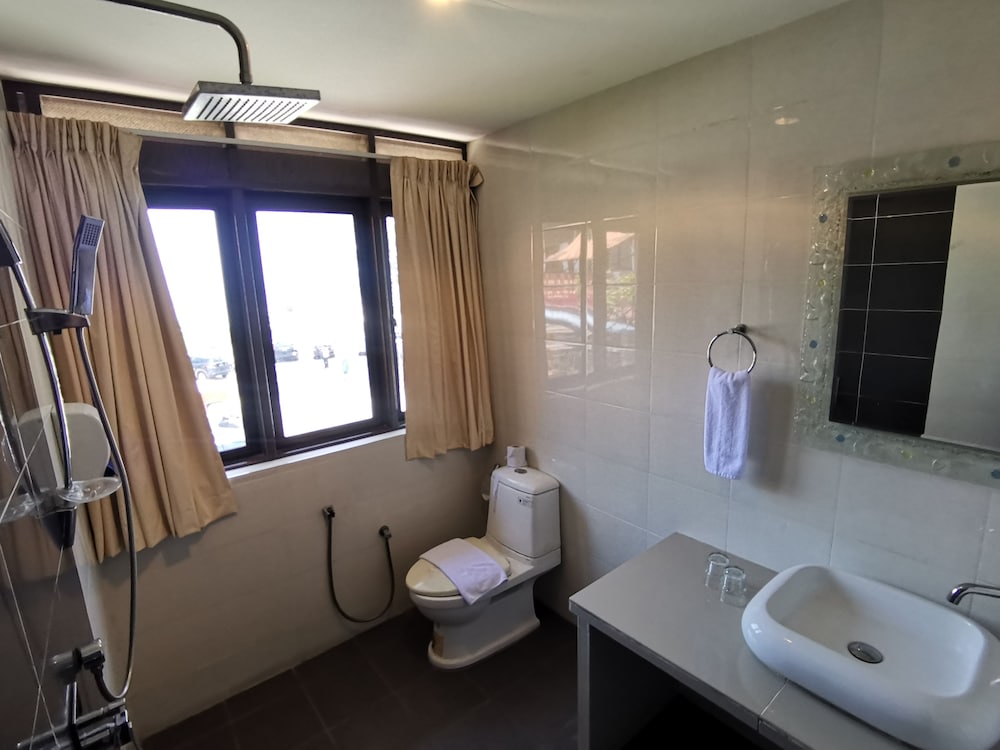 8 BOUTIQUE BY THE SEA HOTEL 48/50