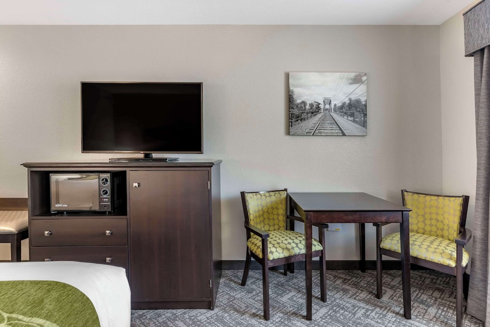 Comfort Inn & Suites Tualatin - Lake Oswego South 53/60