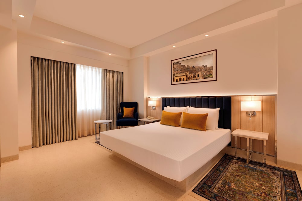 EXECUTIVE, SUITE