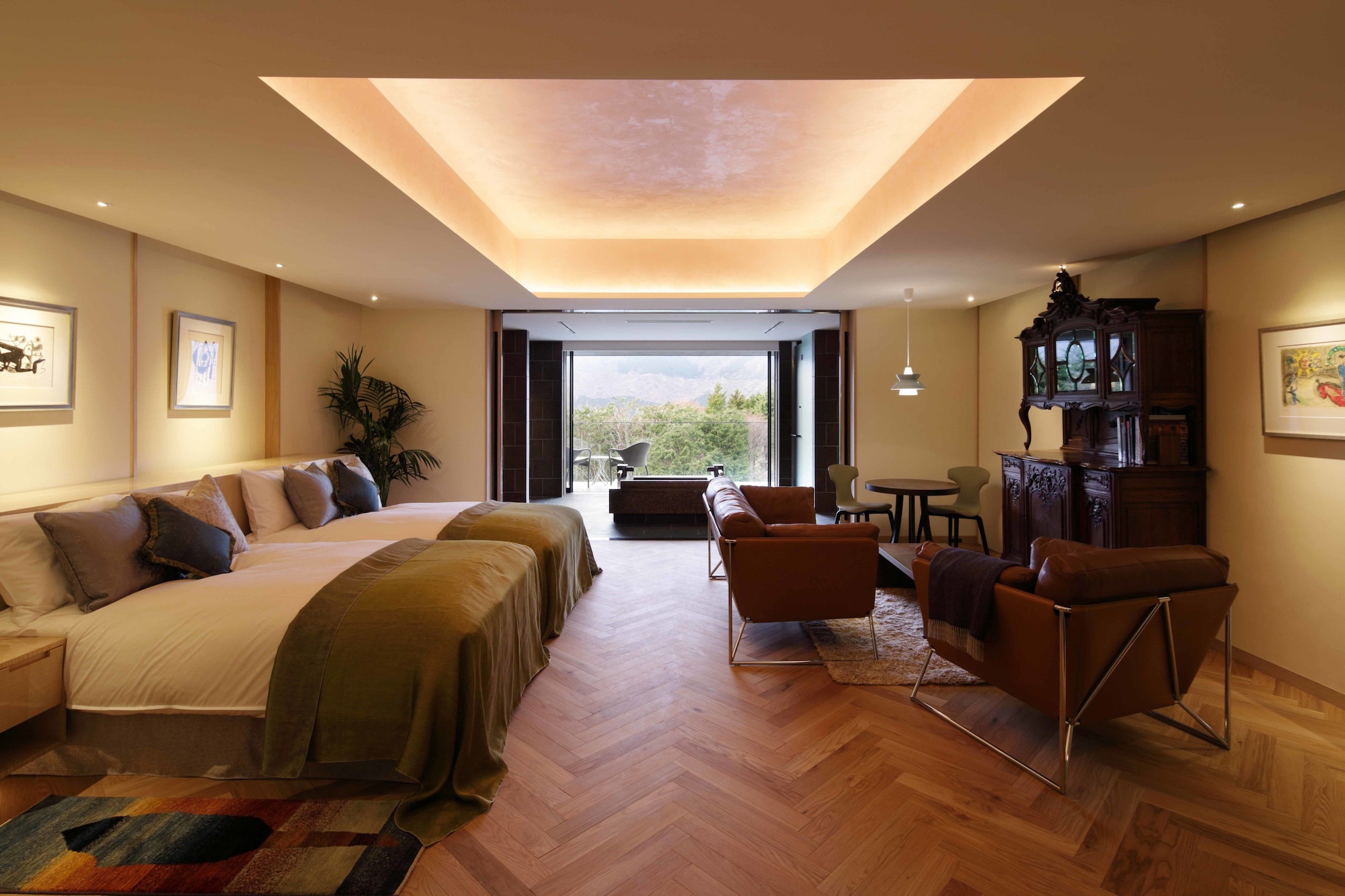 EXECUTIVE, SUITE
