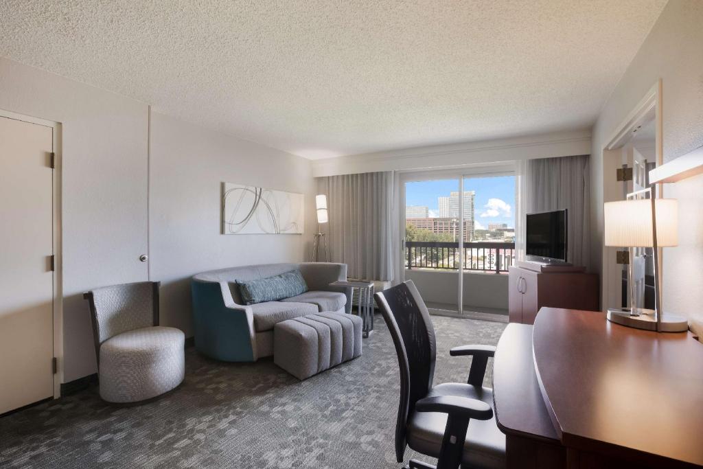 1 BEDROOM, SUITE, KING BED