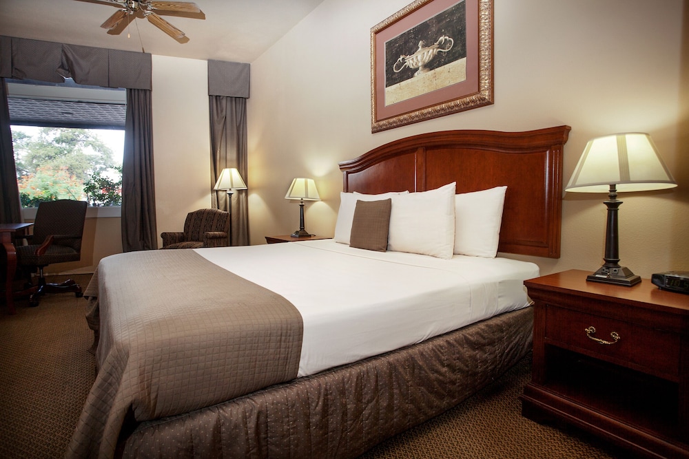 ROOM, KING BED, CITY VIEW
