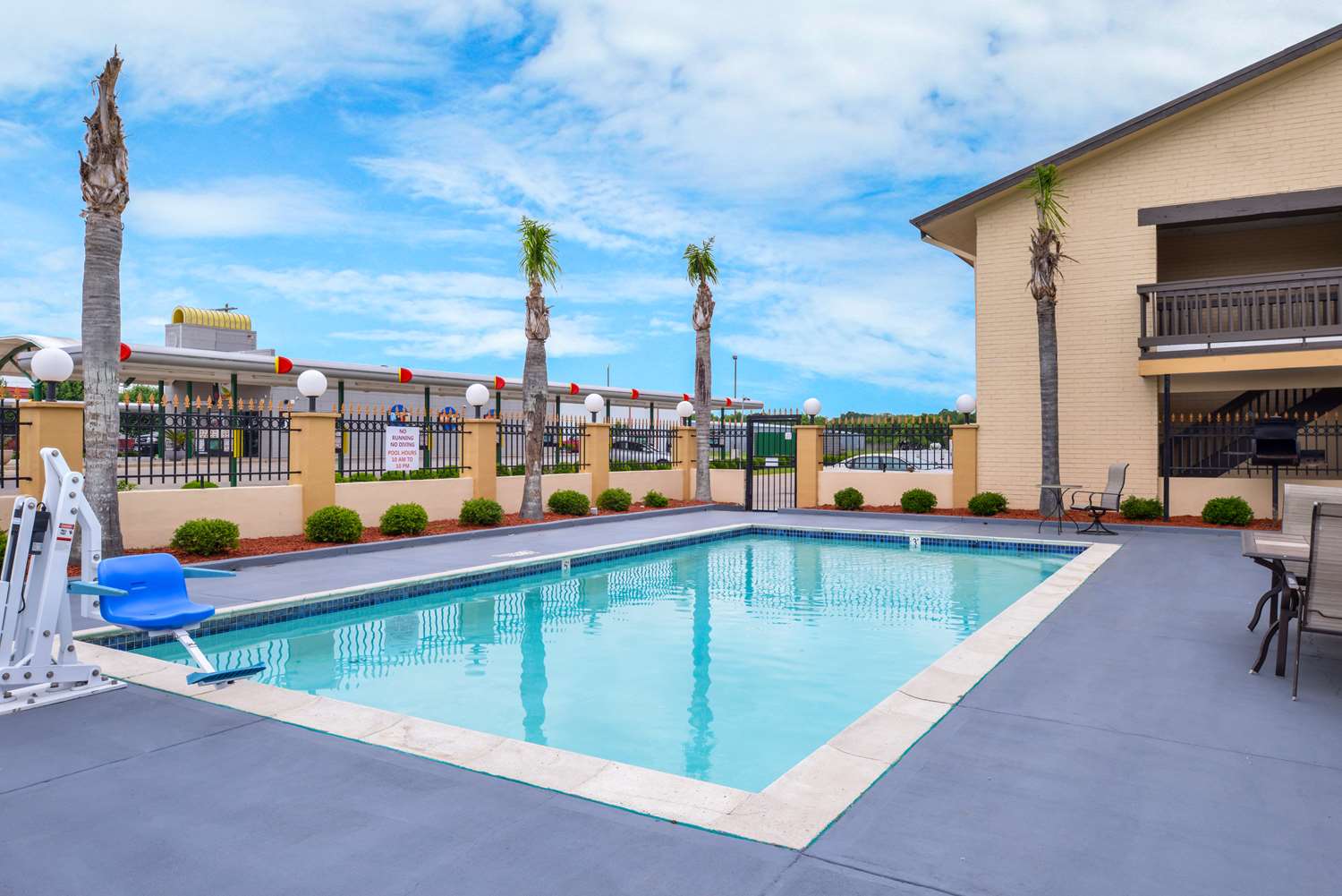 Americas Best Value Inn West Columbia 26/26