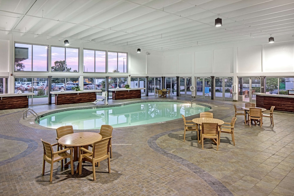 Doubletree By Hilton Omaha Southwest 42/54