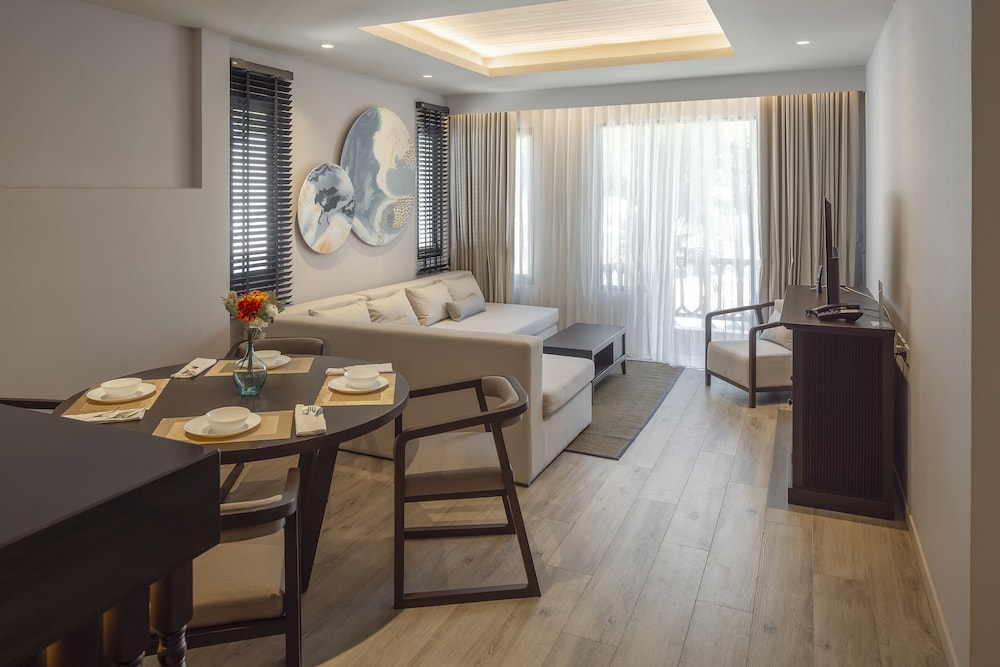 Royal Embassy Resort 50/65