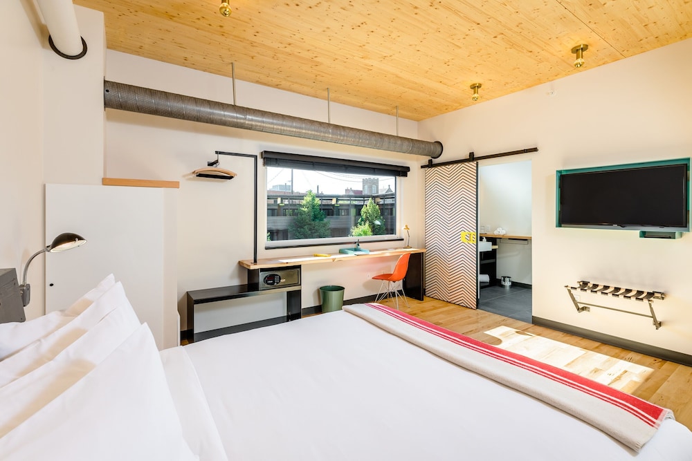 West, King Bed, Accessible
