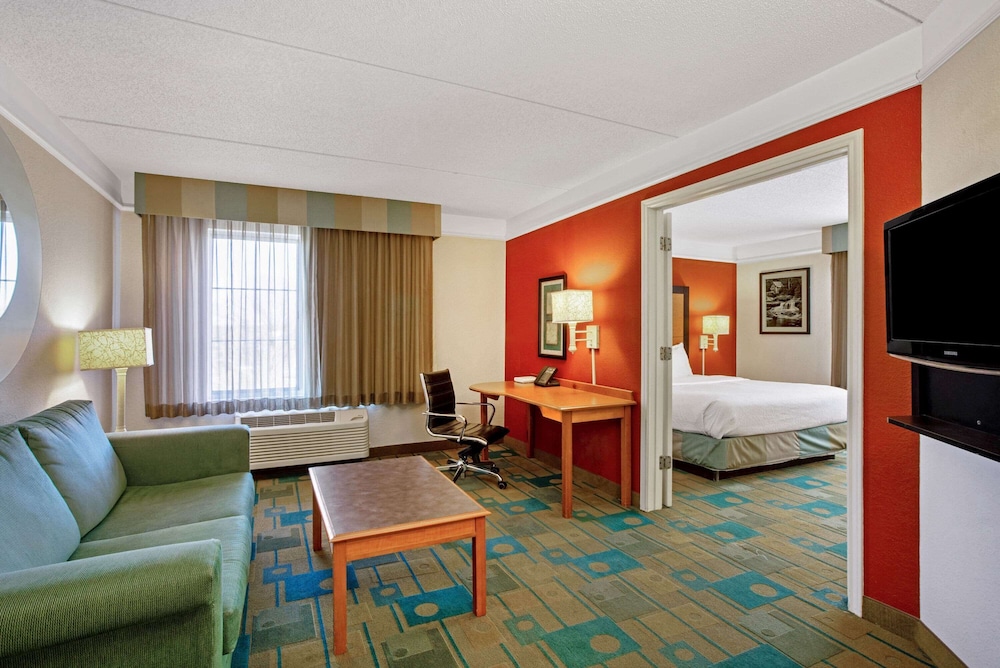 La Quinta Inn Suites Winston Salem 47/64