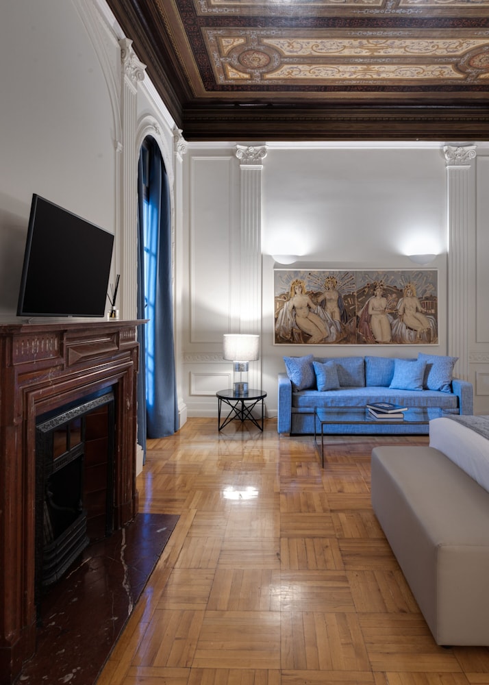 33 Solonos Suites 44/50