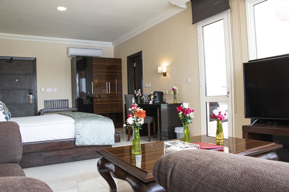 Home Suites Hotel 18/80