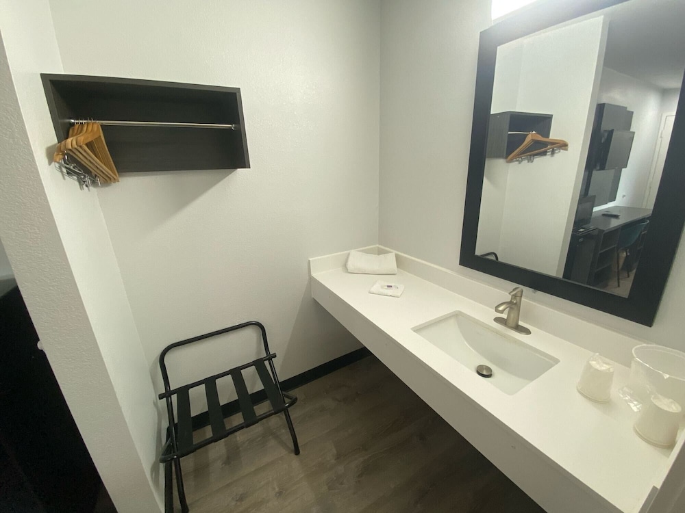 Motel6 Windsor Locks, CT - Hartford 52/66
