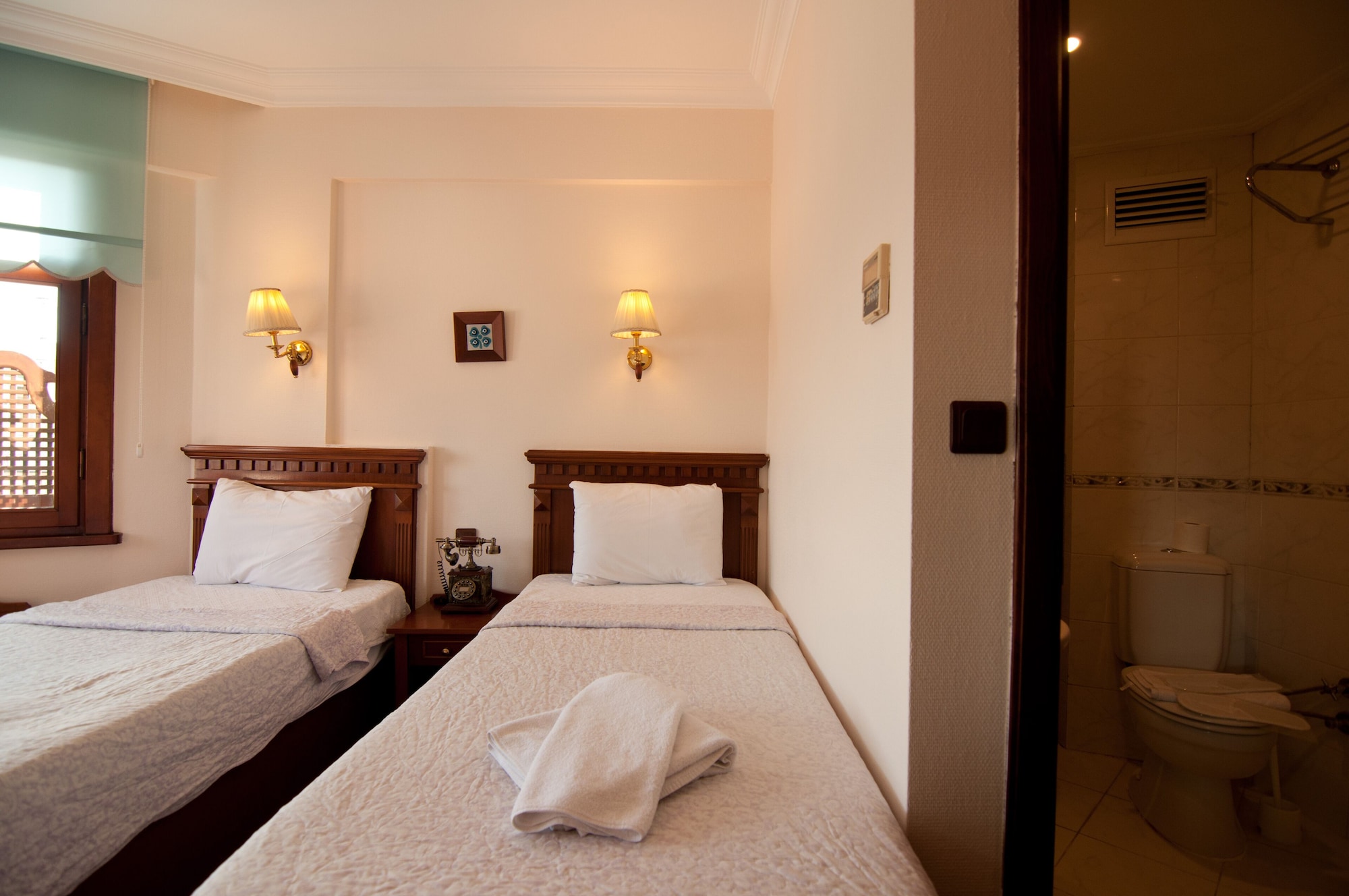 ROOM, TWIN BEDS