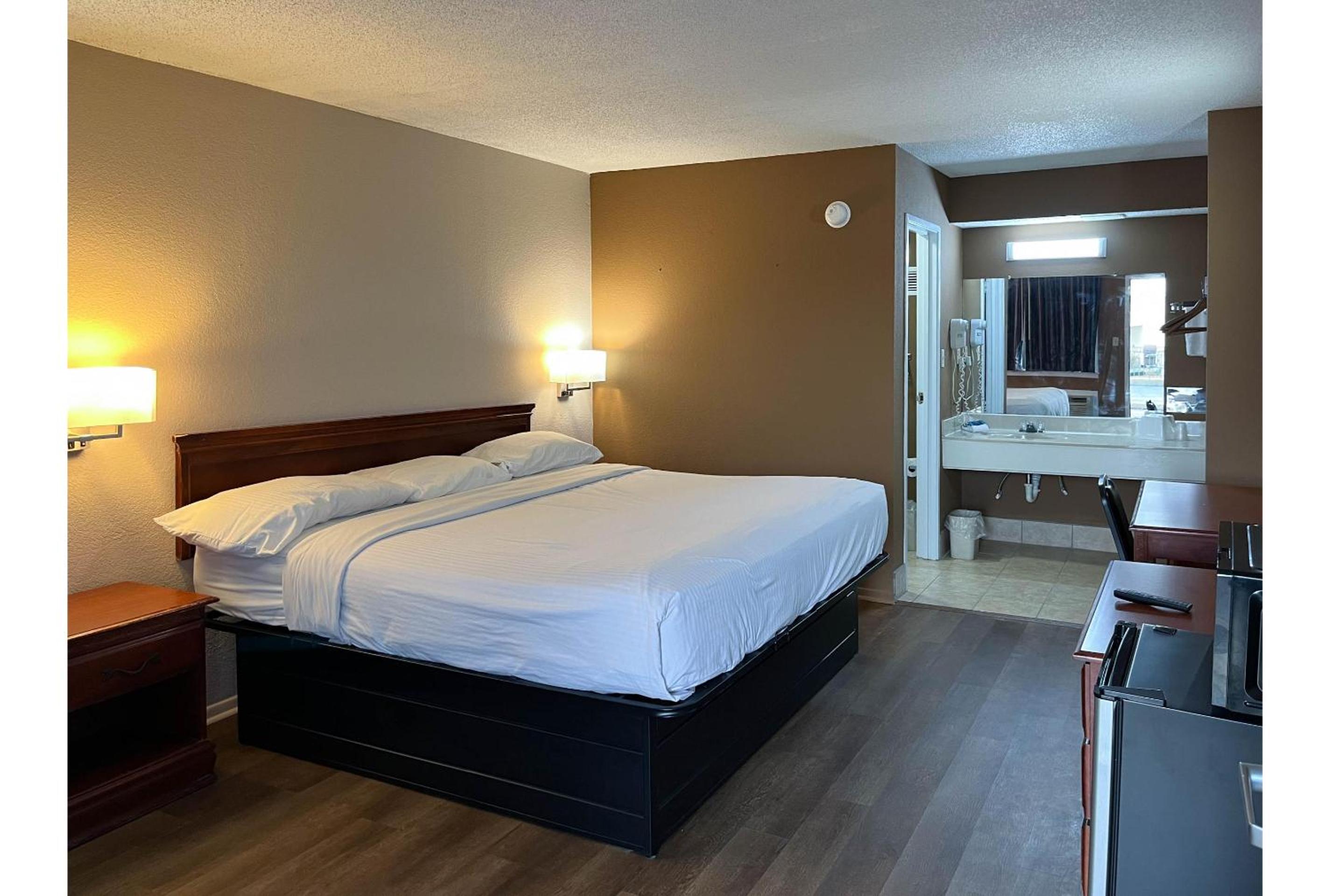 1 King Bed - Non-Smoking, Micfridge