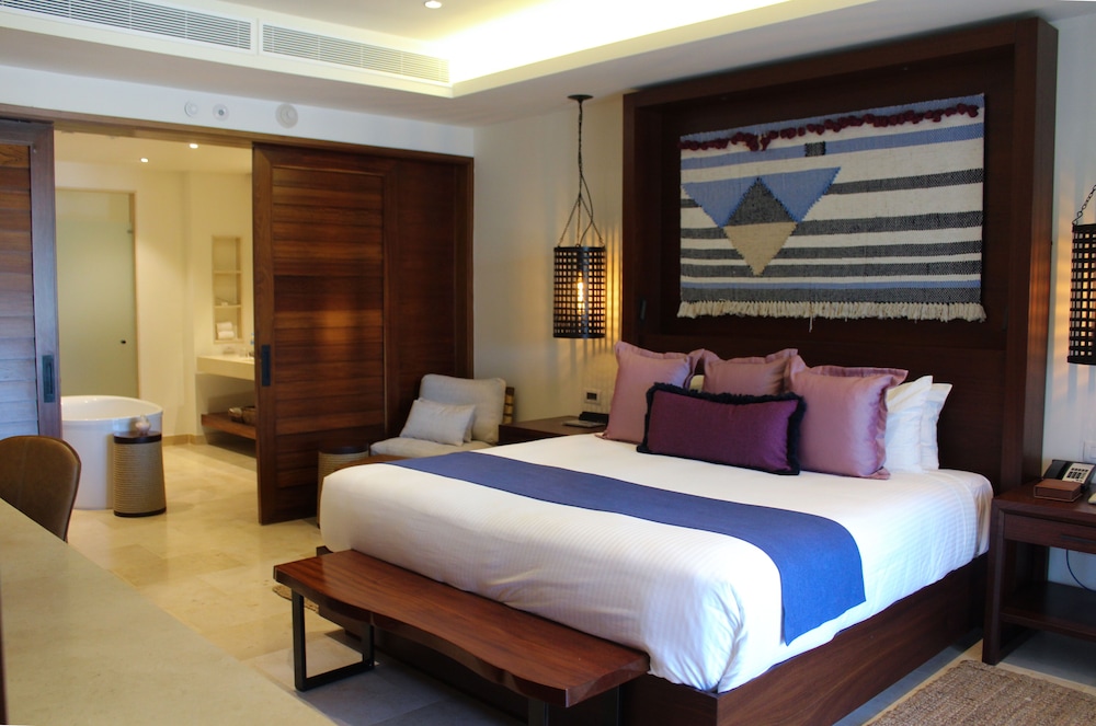 PREFERRED CLUB, SWIM OUT, MASTER, SUITE, OCEAN FRONT