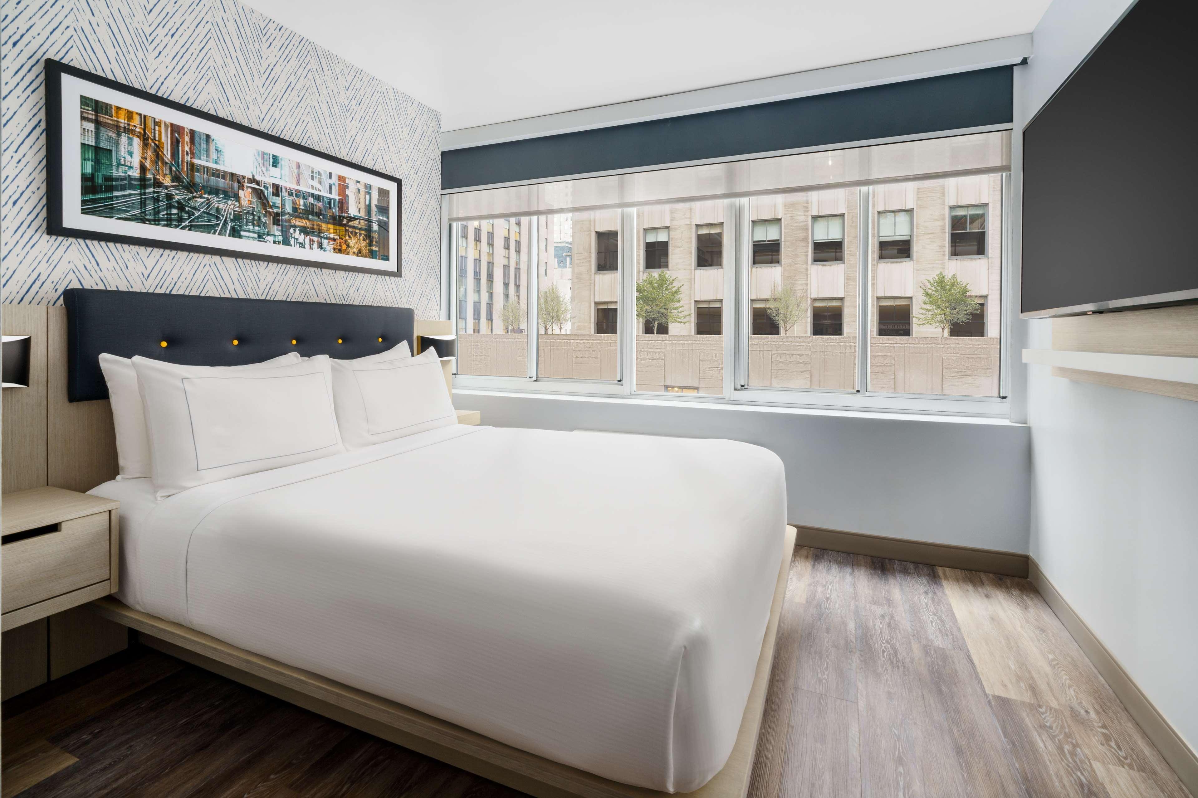 DELUXE, QUEEN BED