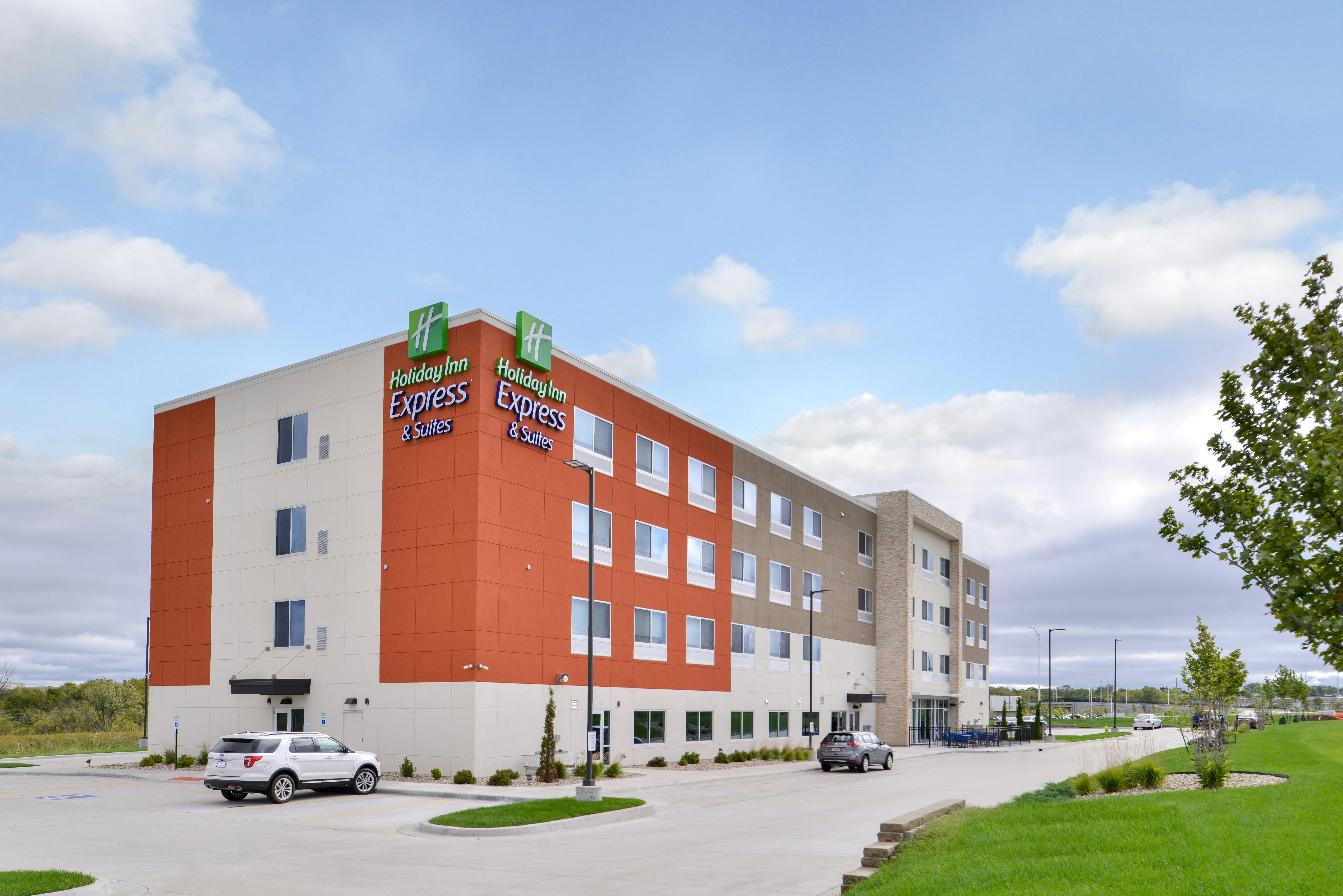 HOLIDAY INN EXPRESS & SUITES KANSAS CITY - LEE'S SUMMIT 2/30