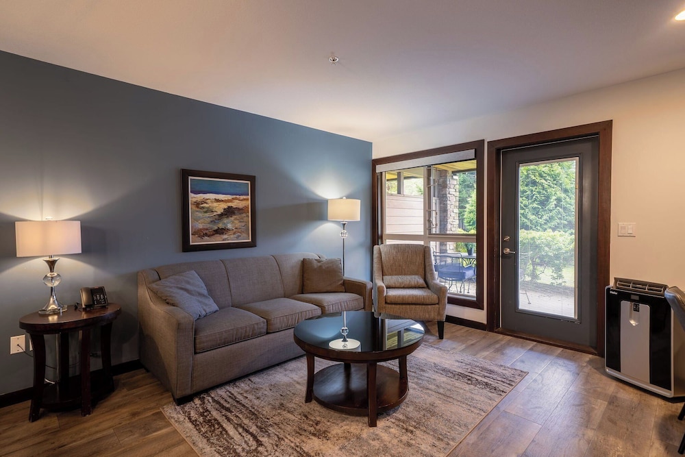 Sunrise Ridge Waterfront Resort 52/82