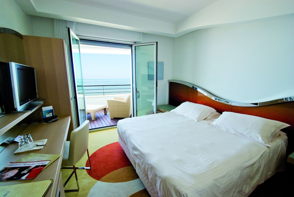 SUPERIOR, DOUBLE OR TWIN BED