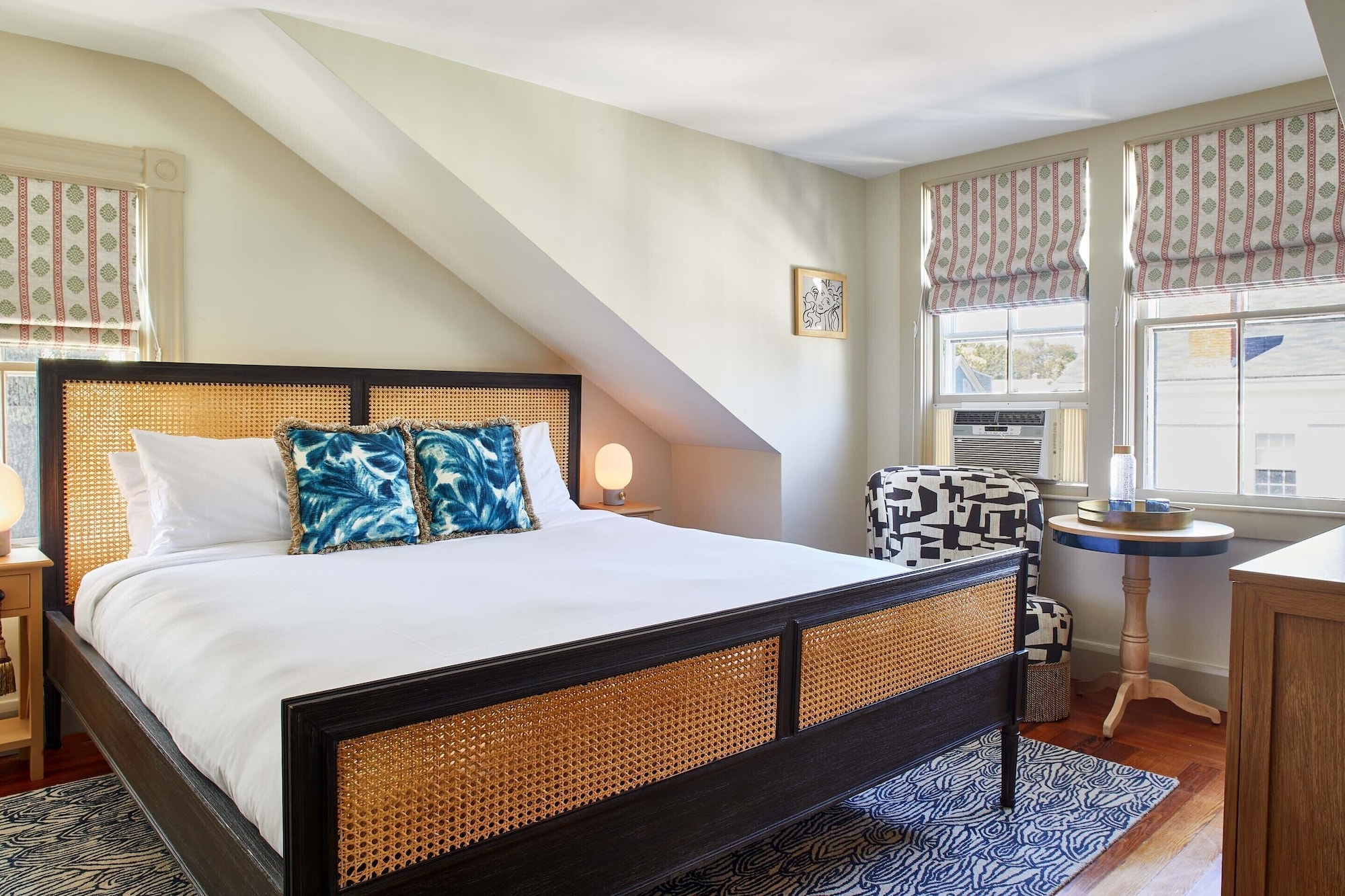 Connecting House, Petite, King Bed, Shared Bathroom
