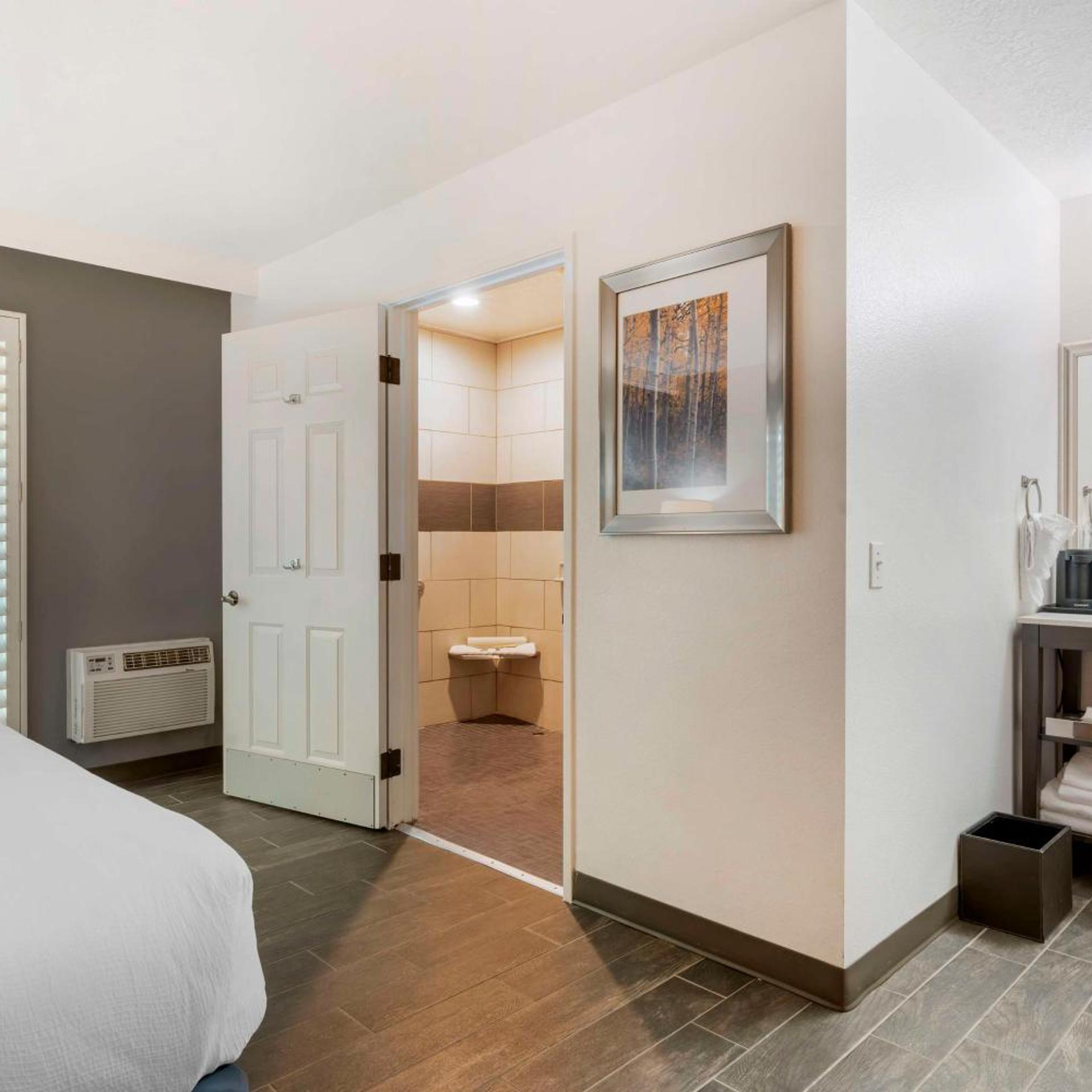 Junior Suite, King Bed, Pet Friendly