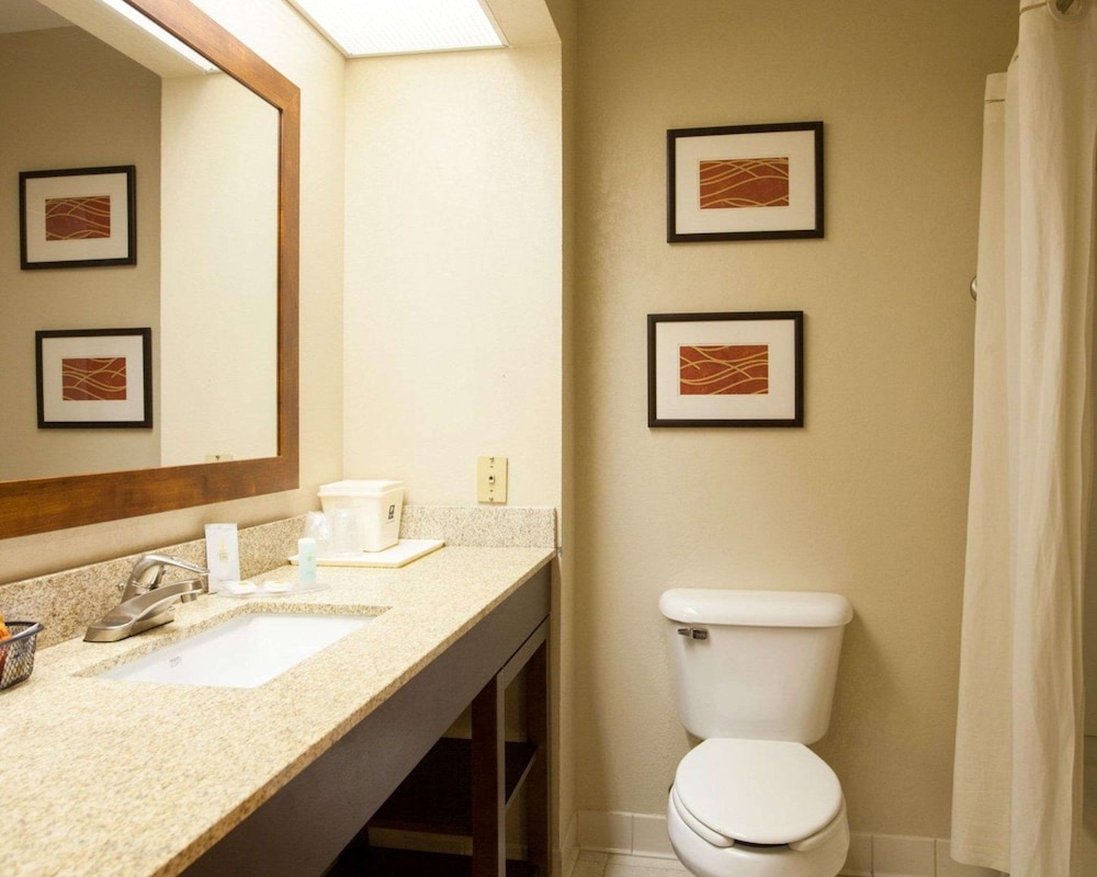 Quality Inn & Suites I-40 East 58/59