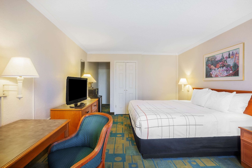 Days Inn by Wyndham Del Rio 7/55