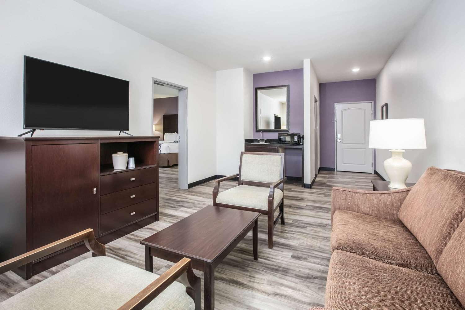 La Quinta Inn and Suites by Wyndham DFW Airport West - Euless 37/65