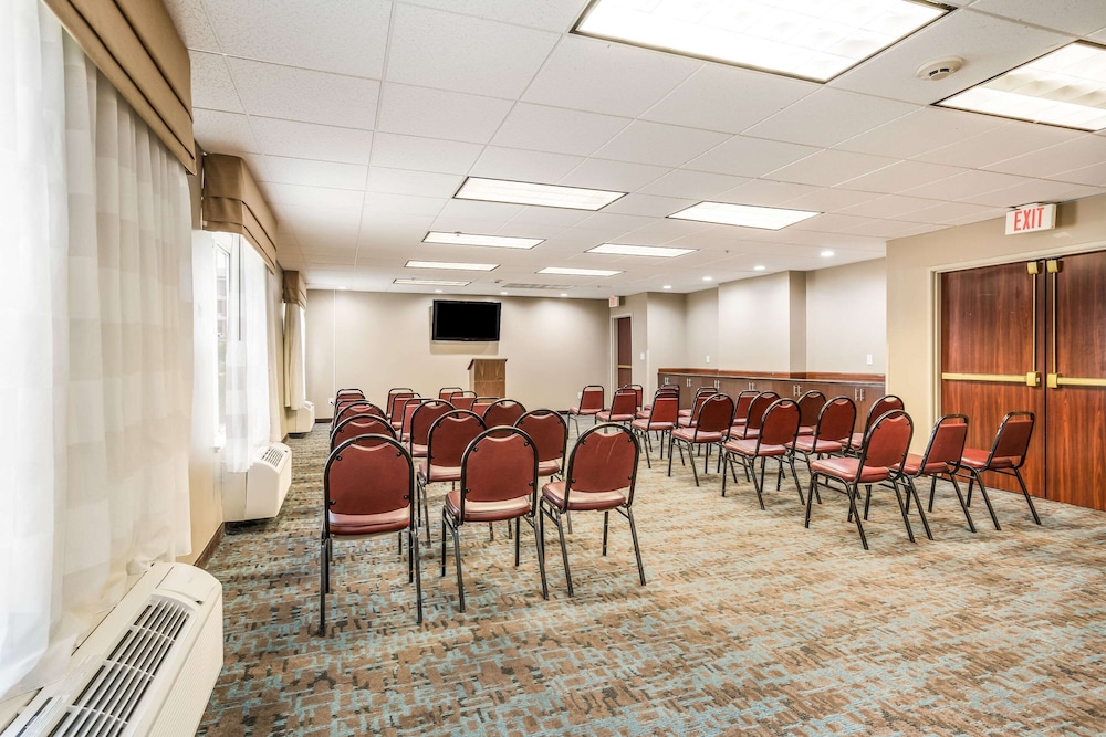 Sleep Inn & Suites Jacksonville Near Camp Lejeune 21/33