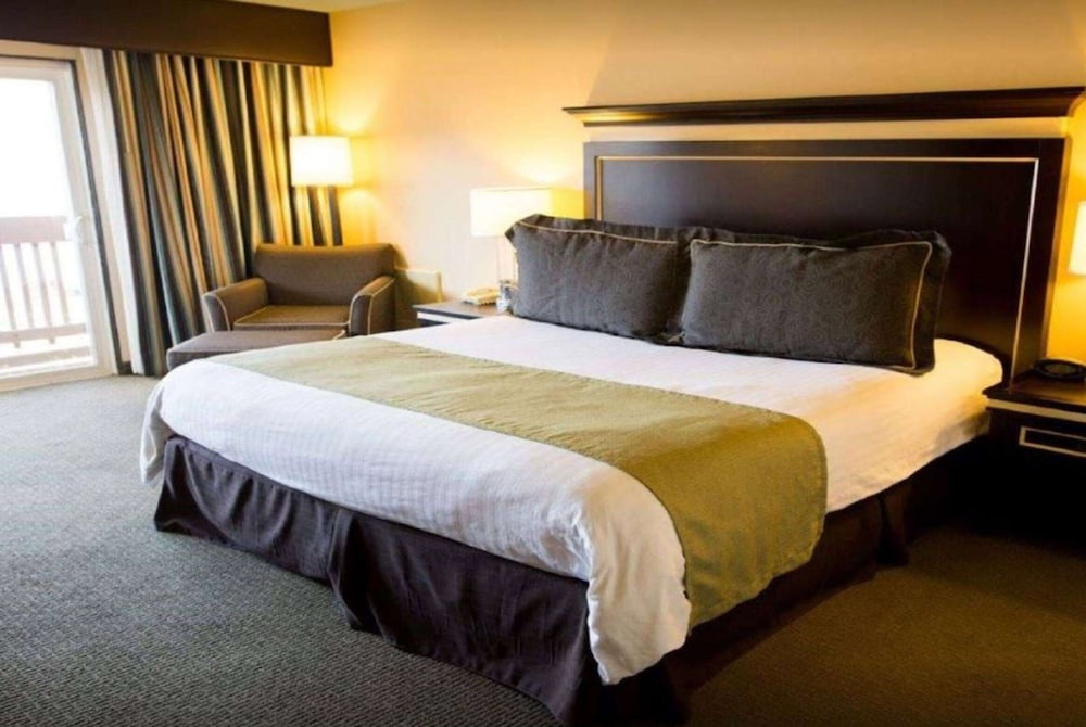 Room, King Bed, Skyline View