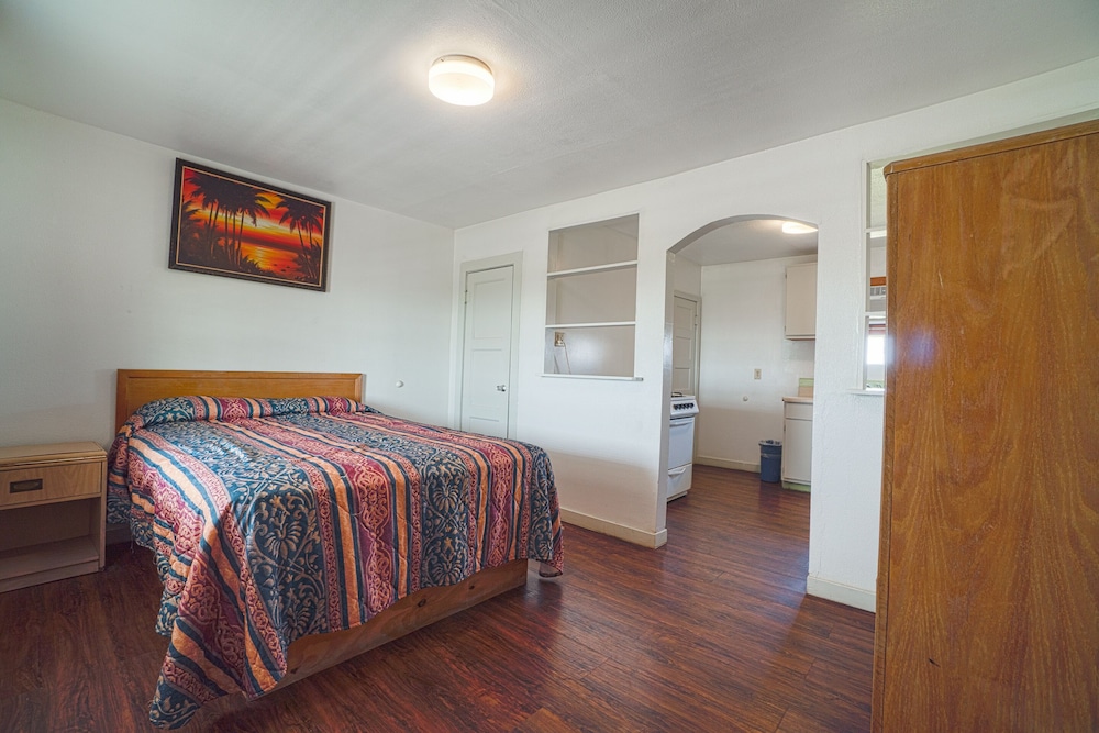 ROOM, QUEEN BED, KITCHENETTE, SMOKING