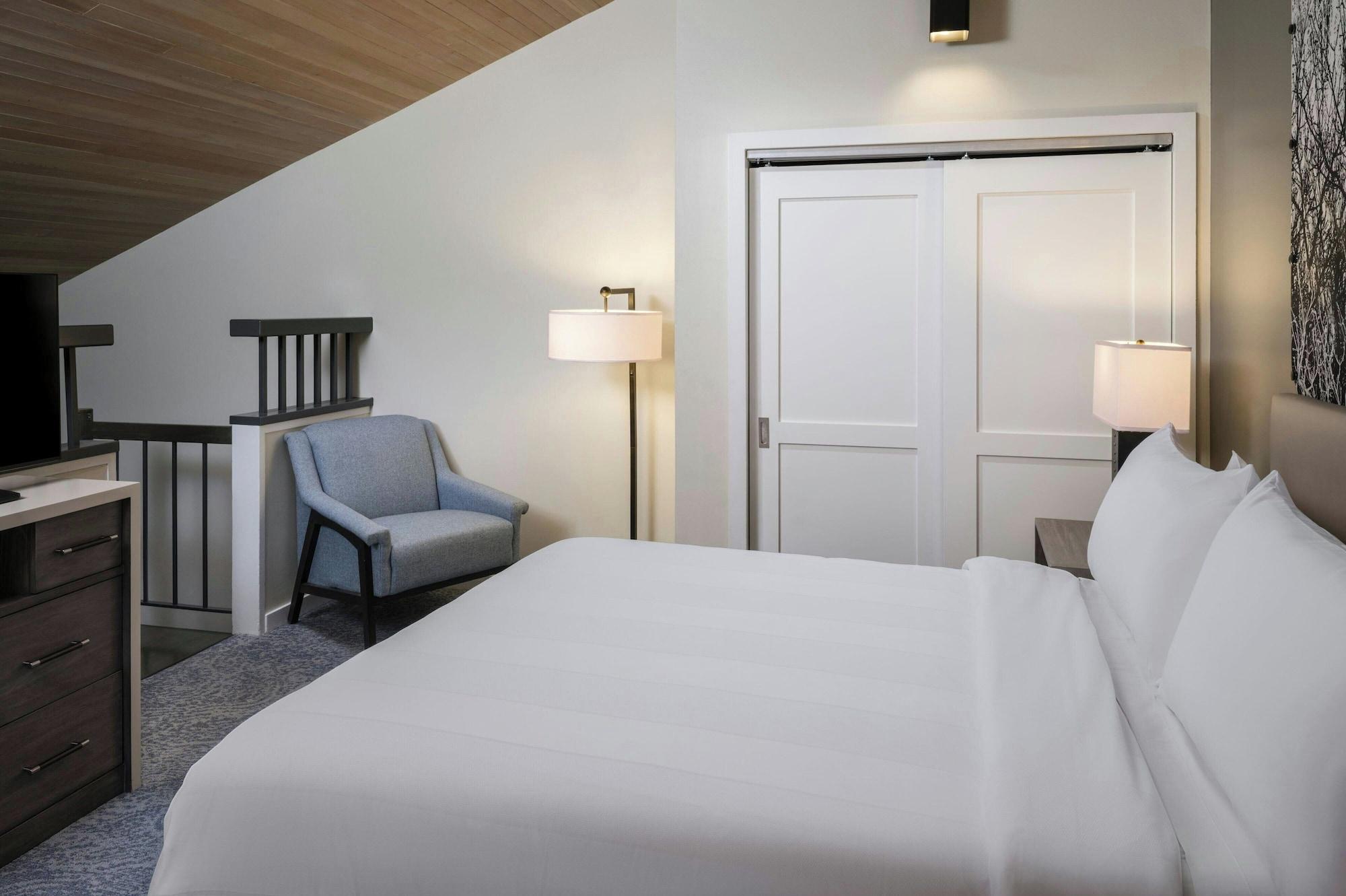 2 Bedrooms, Loft, Balcony