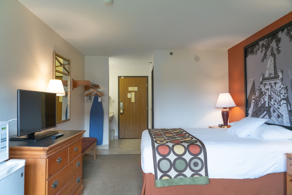 Super 8 by Wyndham Elgin 9/38