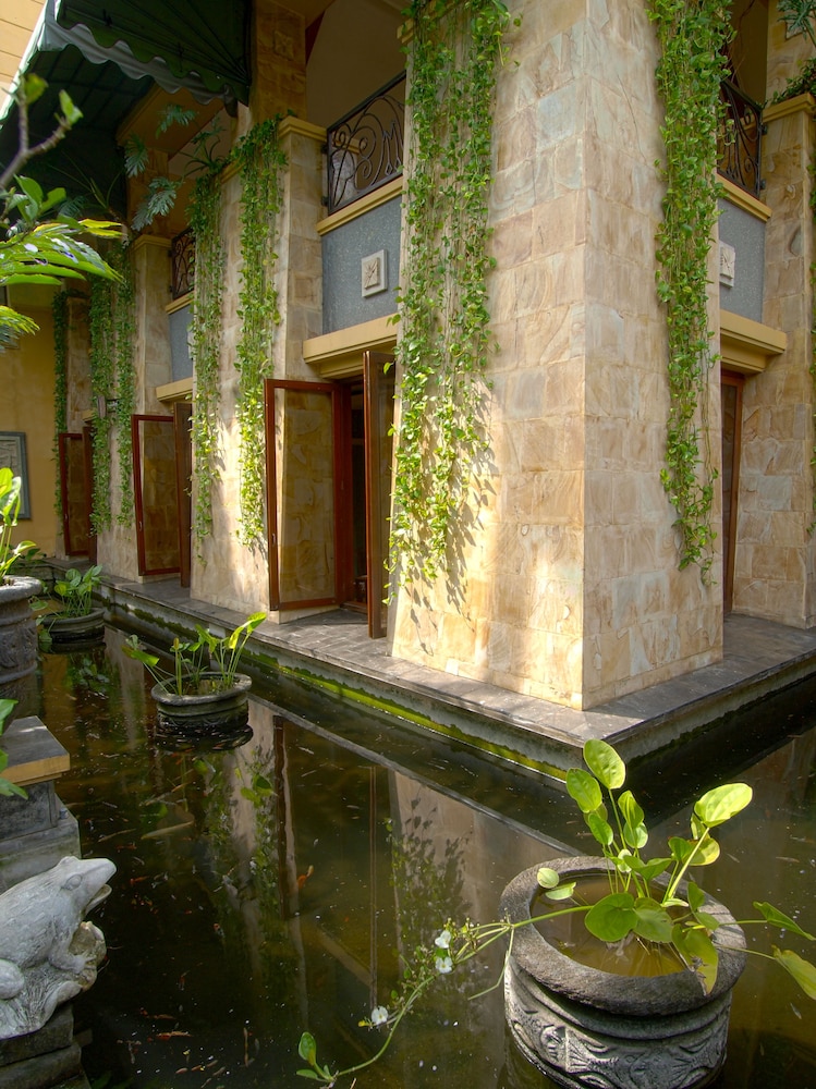 Lotus Garden Hotel 39/43