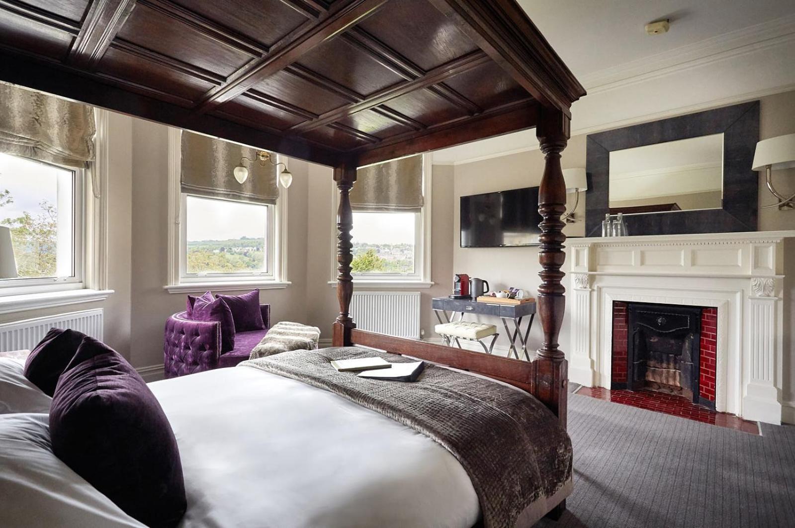 Four Poster, City View