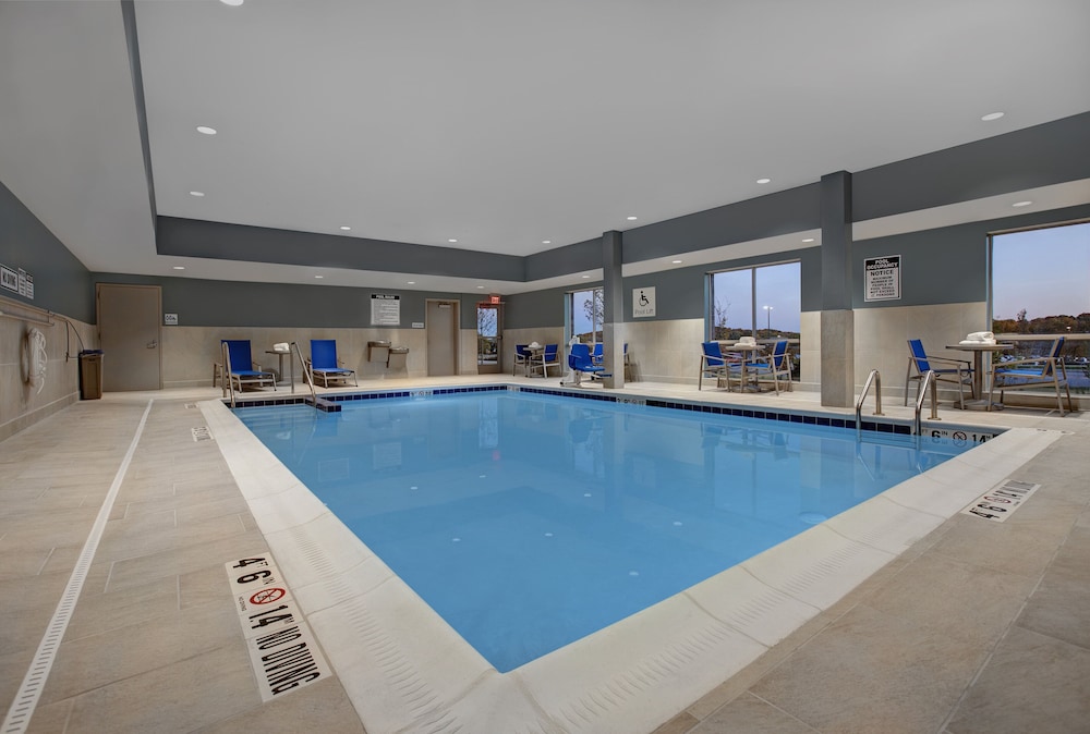 Holiday Inn Express & Suites Milwaukee - Brookfield 24/59