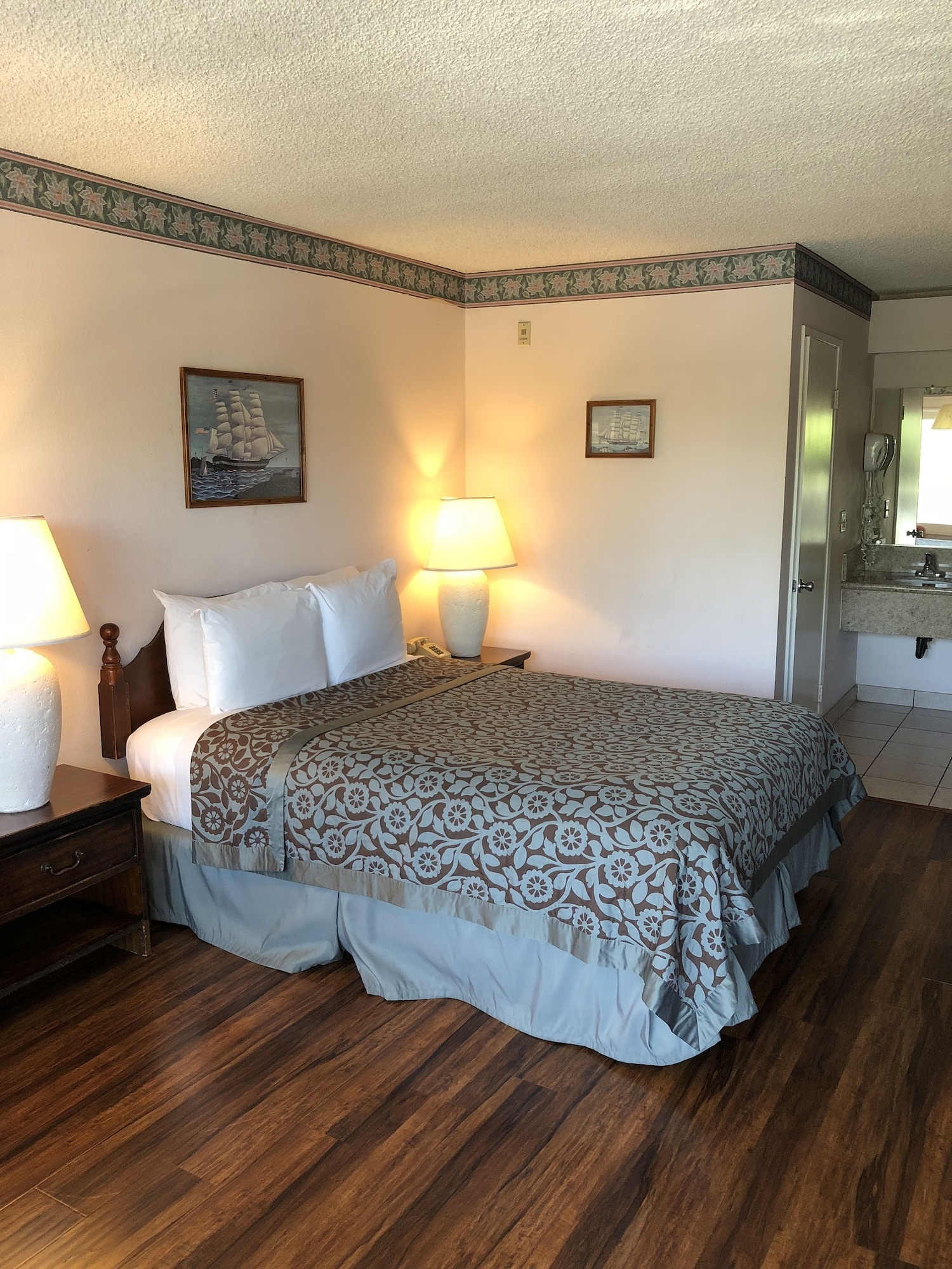 STANDARD, QUEEN BED