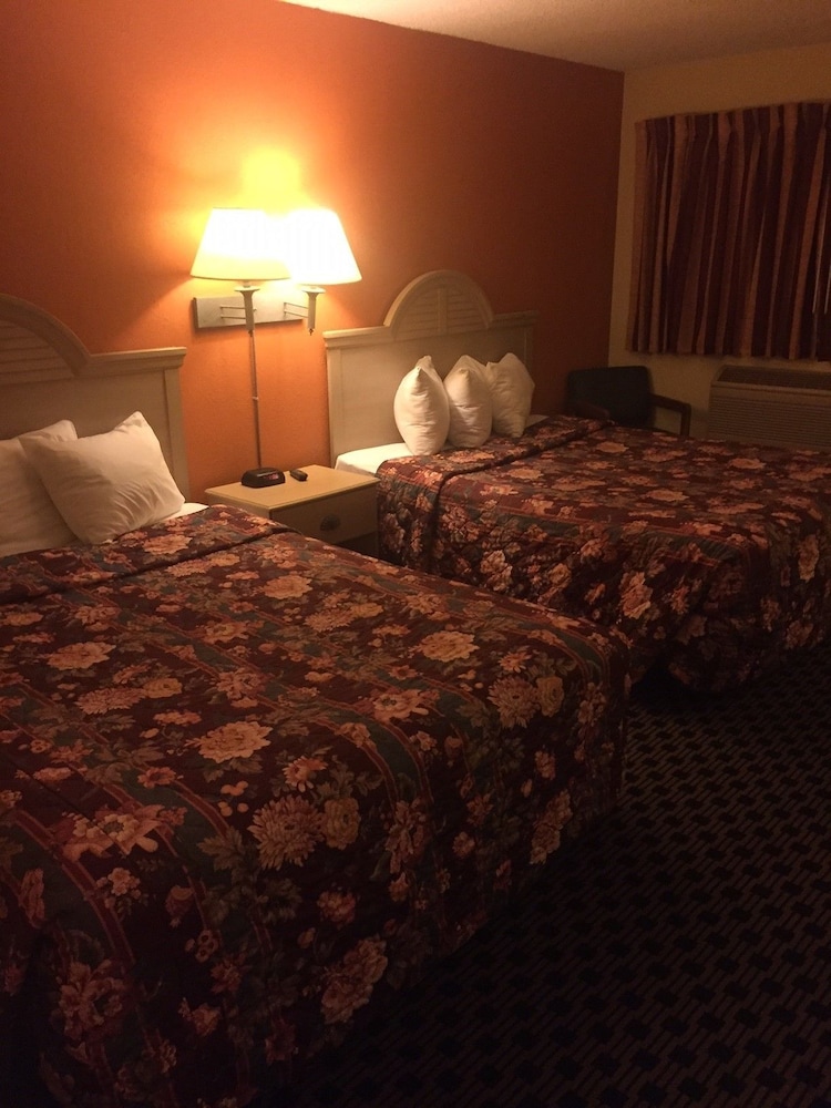 Sunset Inn & Suites - Lincoln Airport 6/15