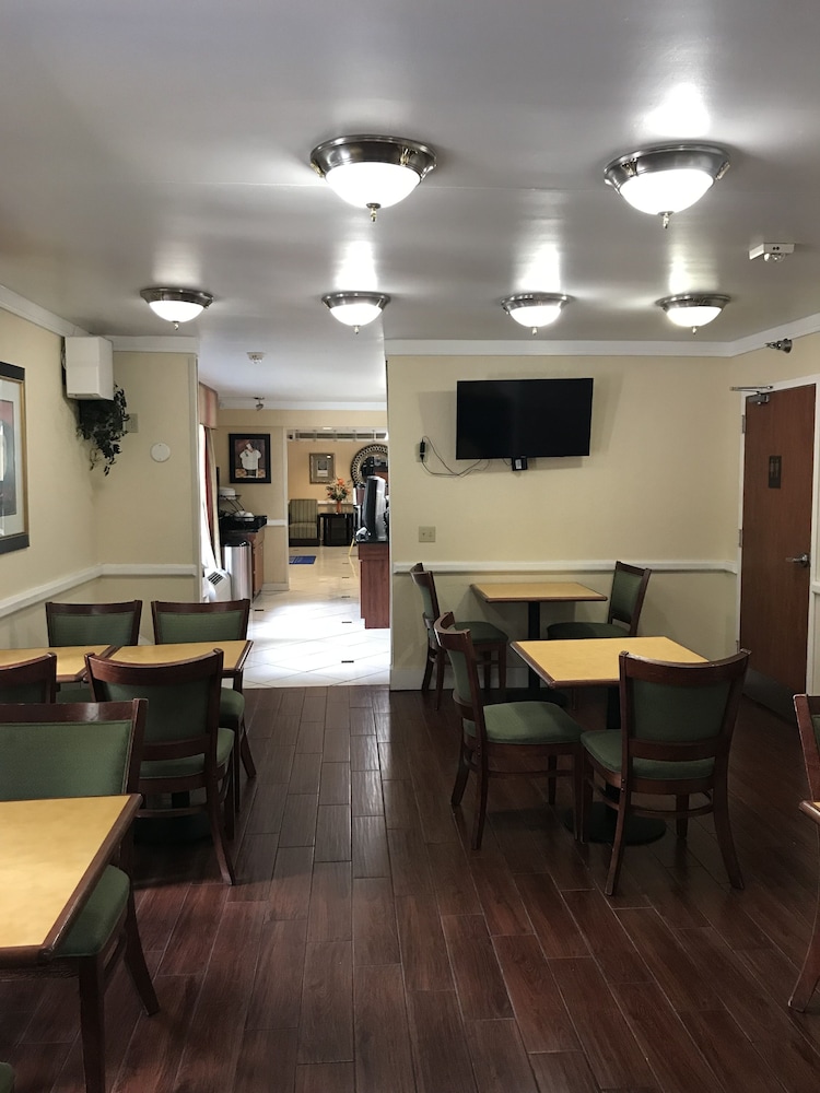 Baymont By Wyndham Gainesville I-75 27/46