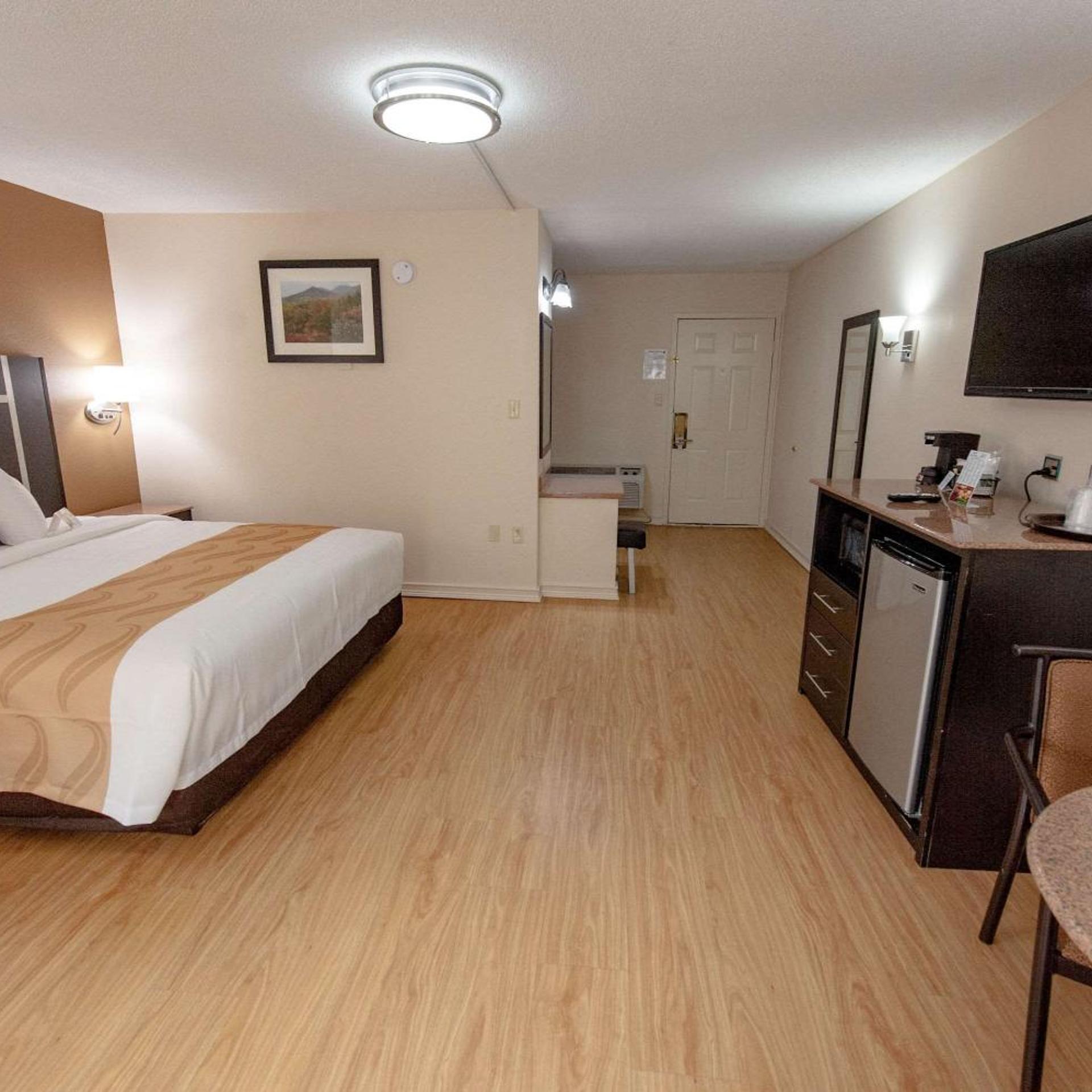 Suite, King Bed, Wraparound Balcony, Hot Tub