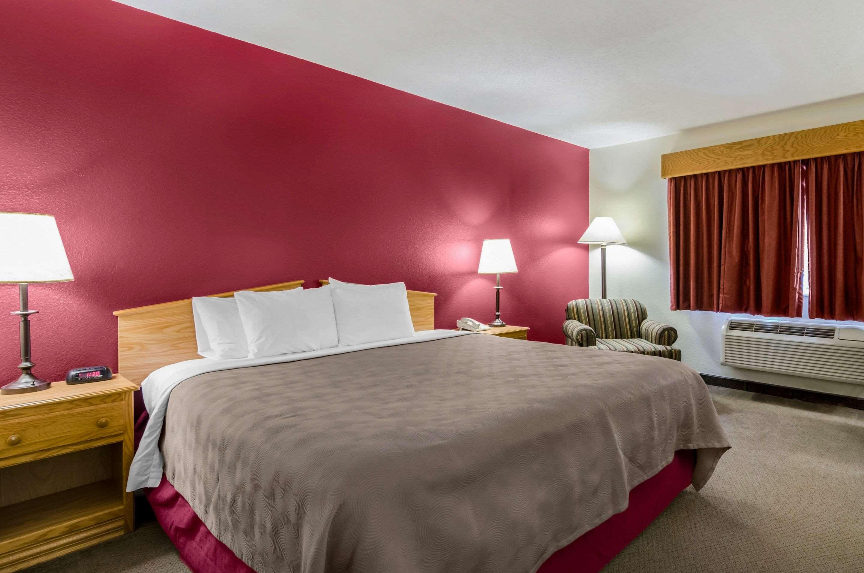 غرفة بسرير كينج، Rodeway Inn Hesston, KS 3/4