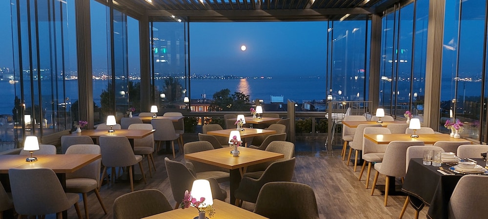Amiral Palace Boutique Hotel 61/74