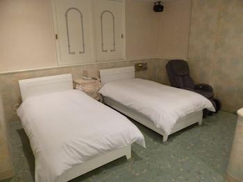 ROOM, TWIN BEDS