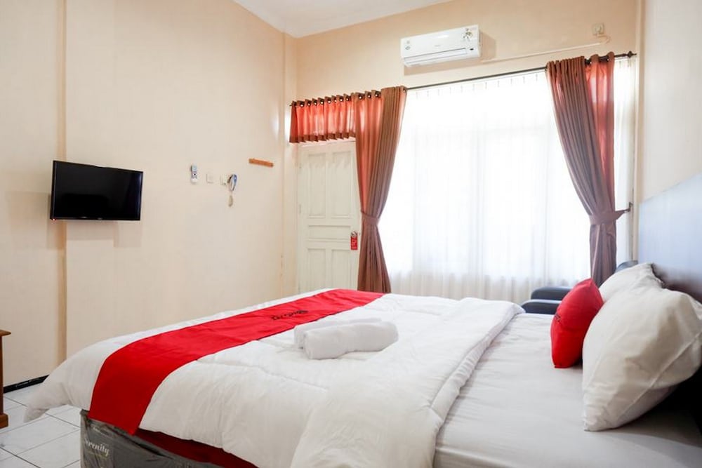 RedDoorz Plus near Stadion Wijaya Kusuma 6/22