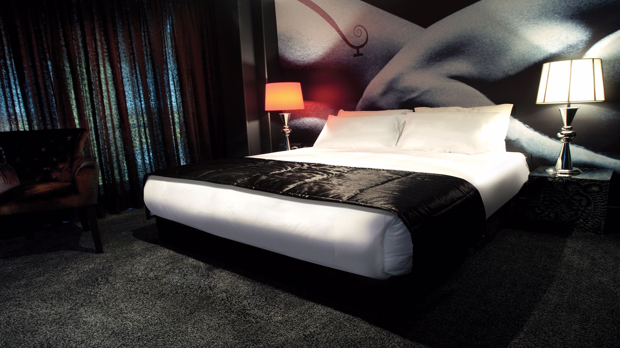 DELUXE, DOUBLE OR TWIN BED