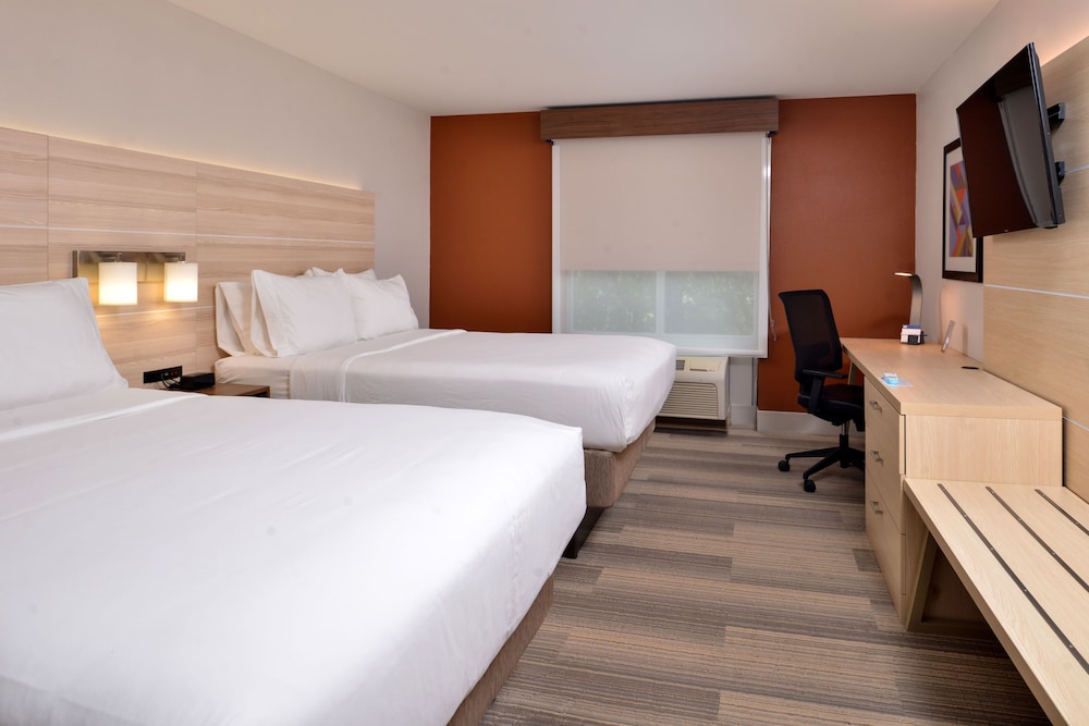Holiday Inn Express Suites Cincinnati Mason 16/49