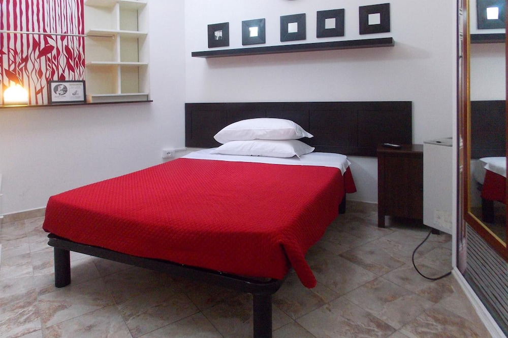 ROOM, SINGLE