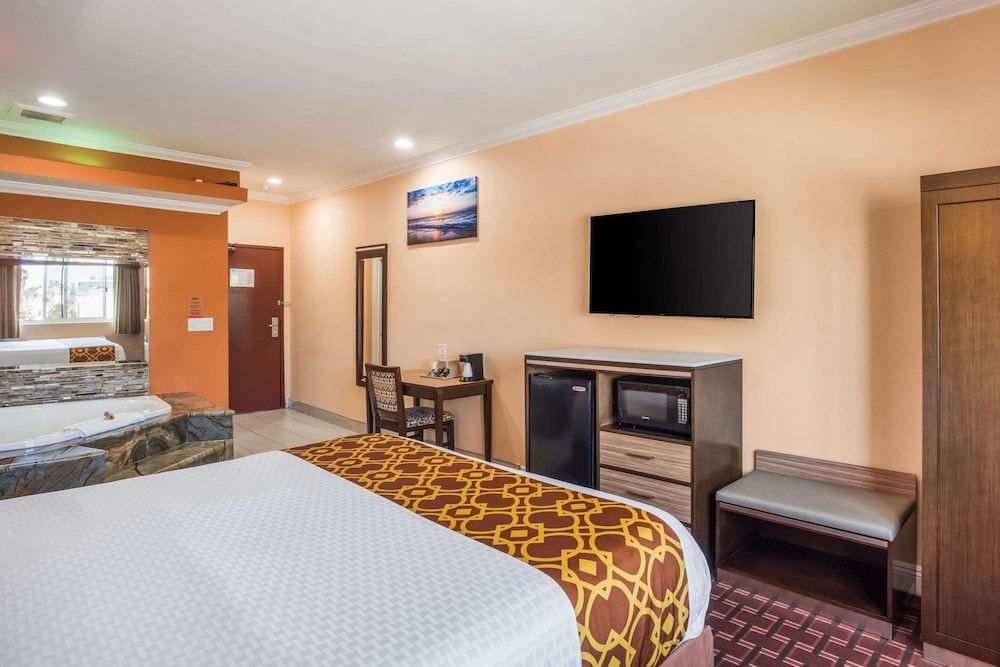 Rodeway Inn and Suites Pasadena 11/36