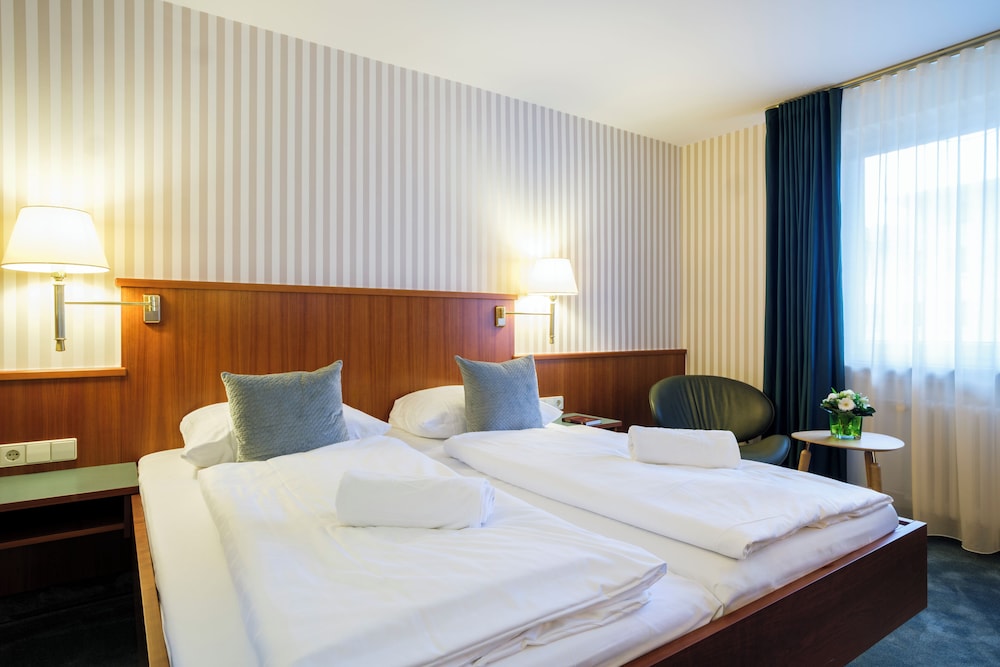ROOM, DOUBLE BED