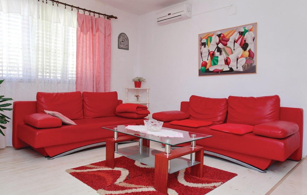 DRAGAN'S DEN HOSTEL 24/49